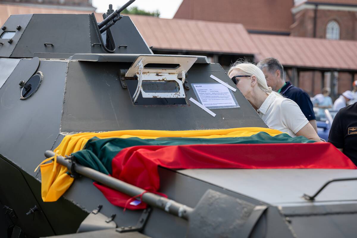 Klasikinių automobilių paroda prie Kauno pilies