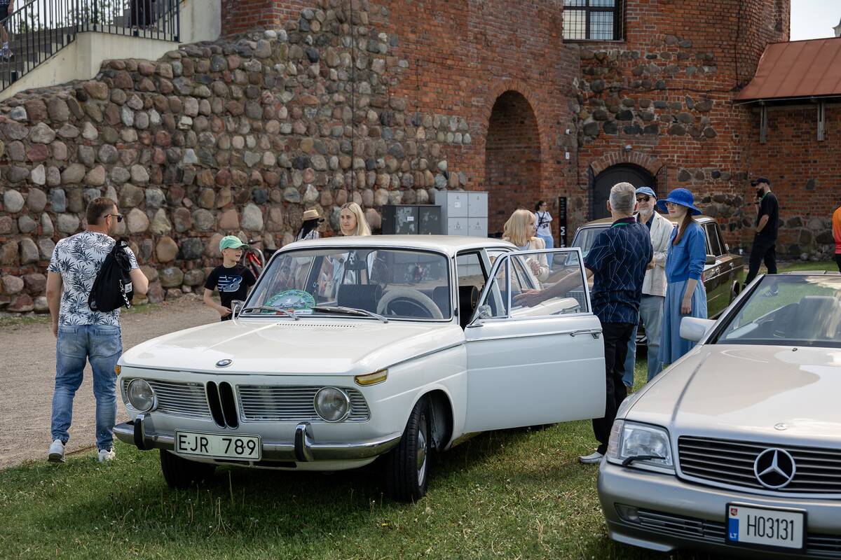 Klasikinių automobilių paroda prie Kauno pilies