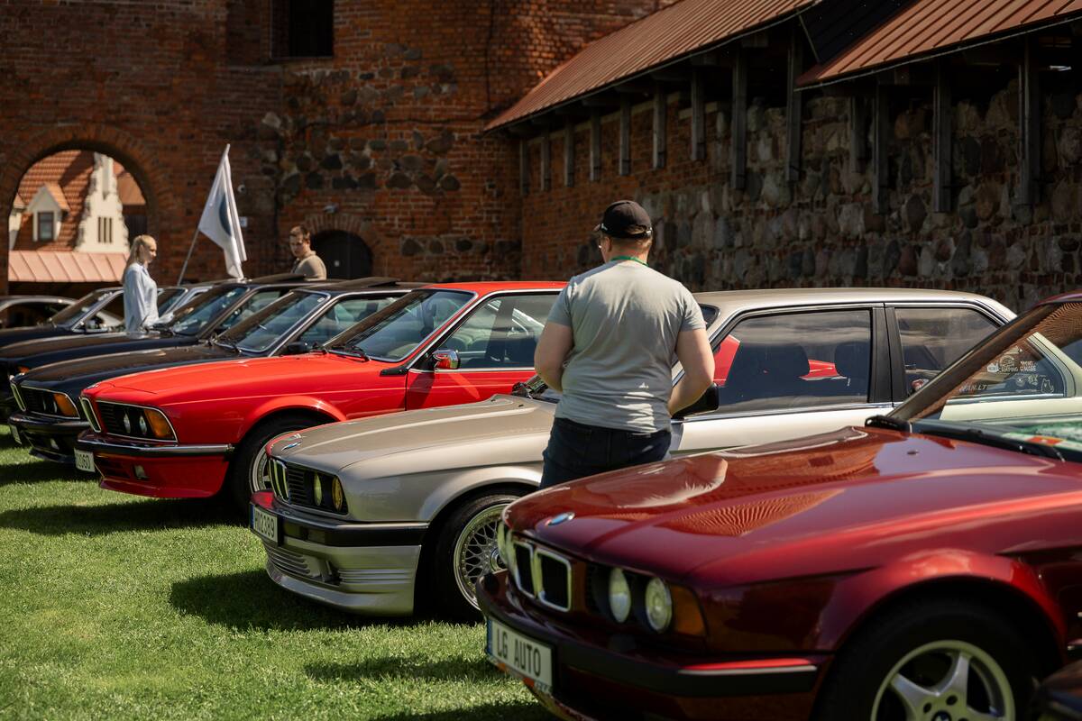 Klasikinių automobilių paroda prie Kauno pilies