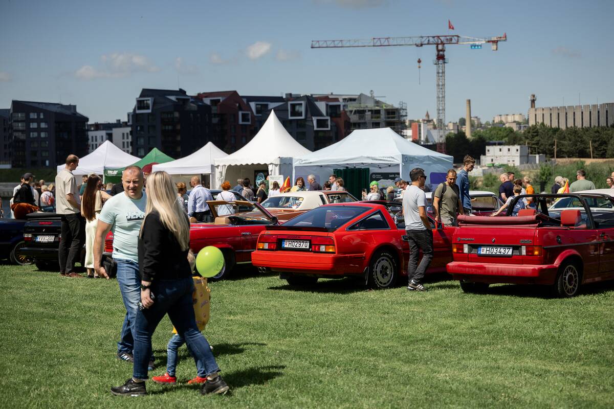 Klasikinių automobilių paroda prie Kauno pilies