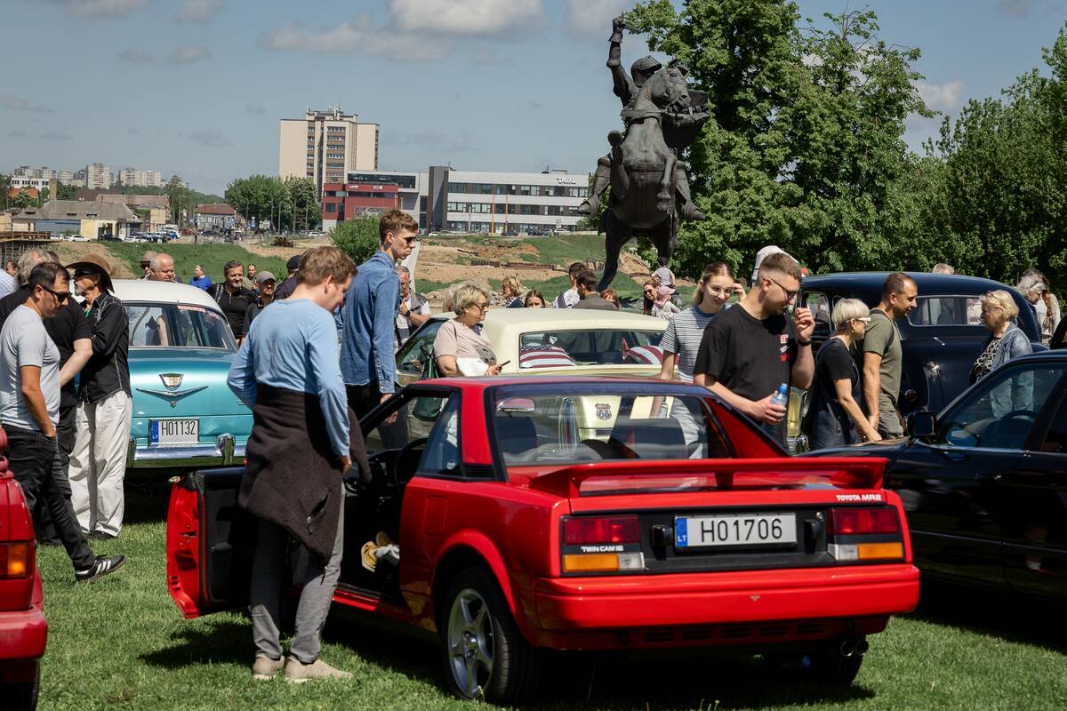 Klasikinių automobilių paroda prie Kauno pilies