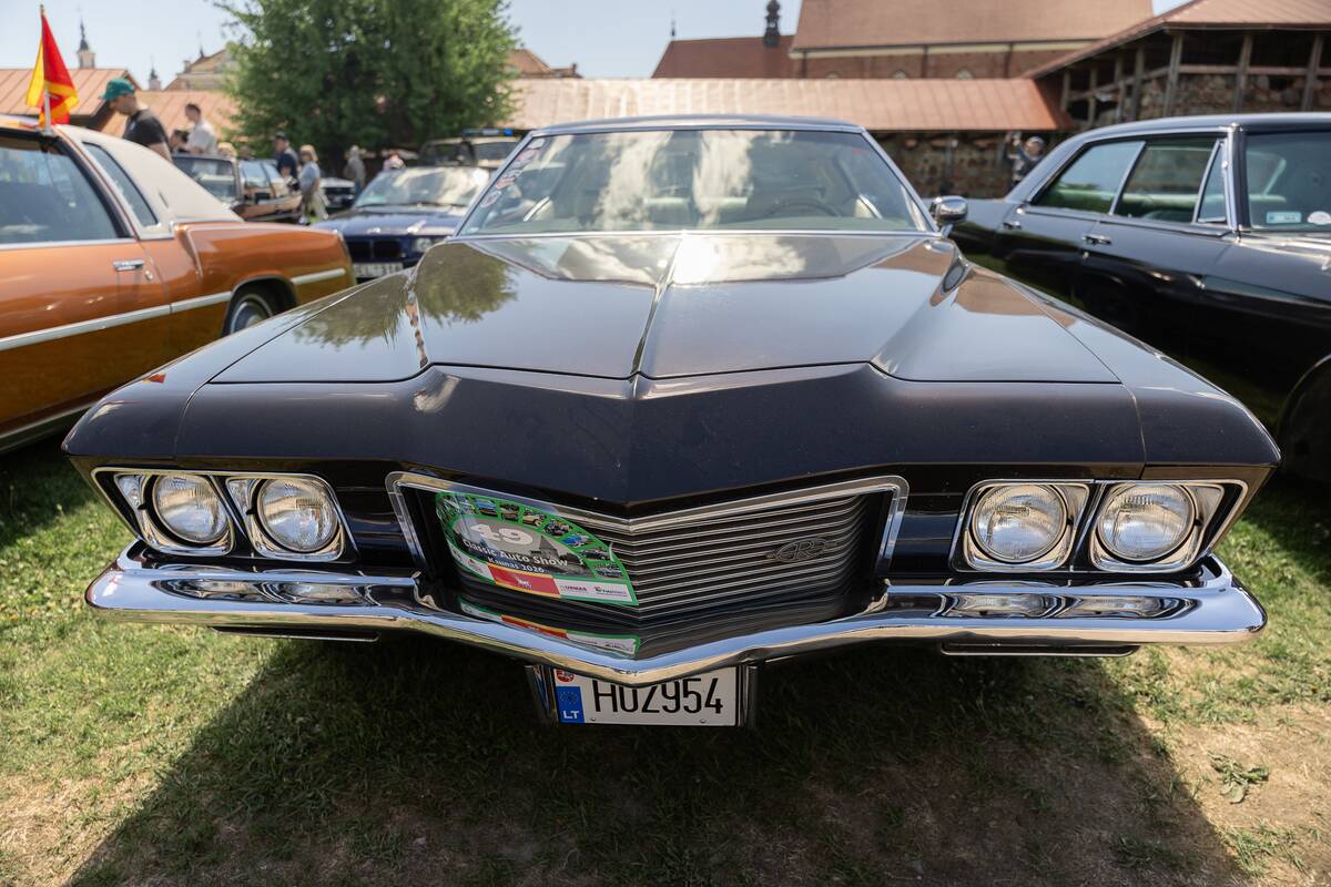 Klasikinių automobilių paroda prie Kauno pilies