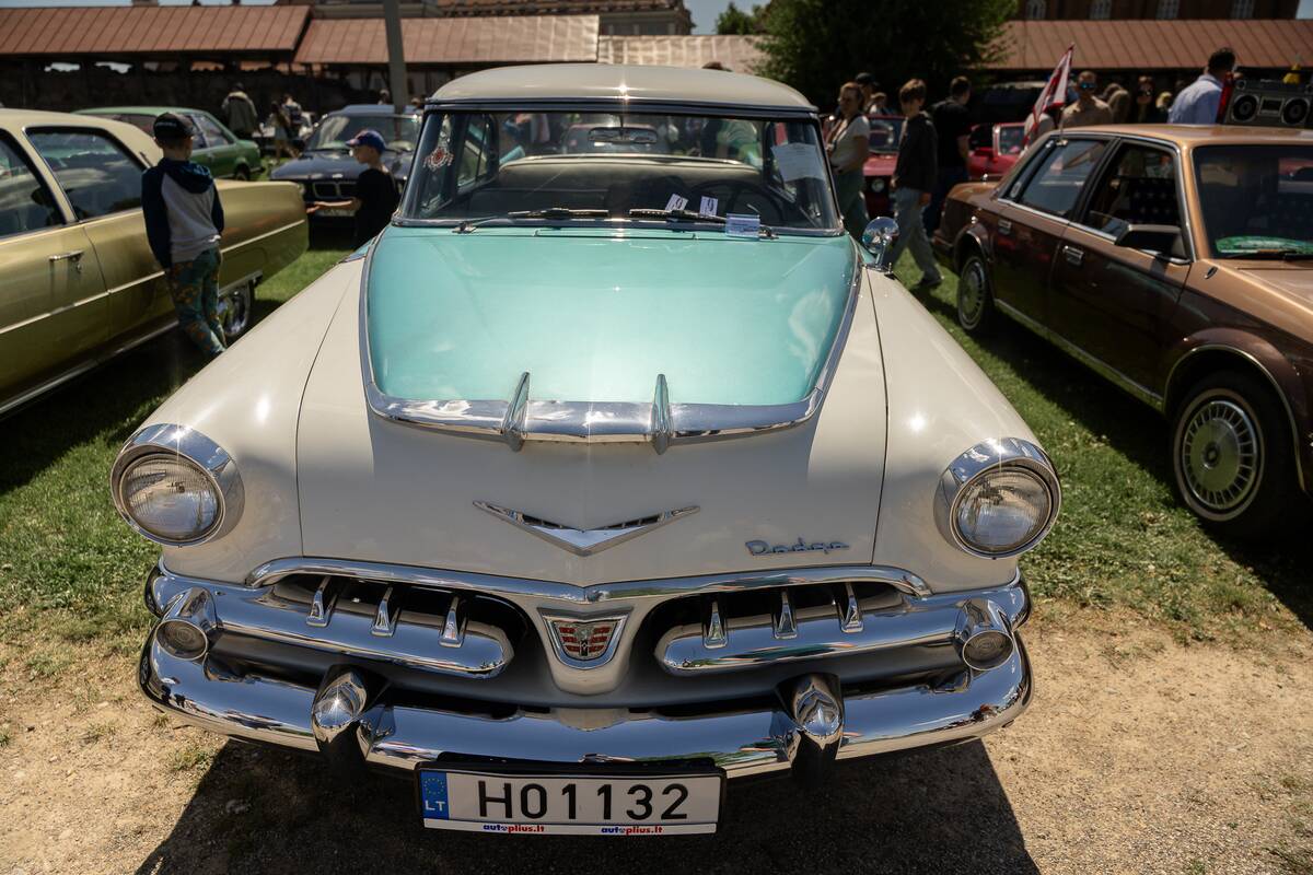 Klasikinių automobilių paroda prie Kauno pilies