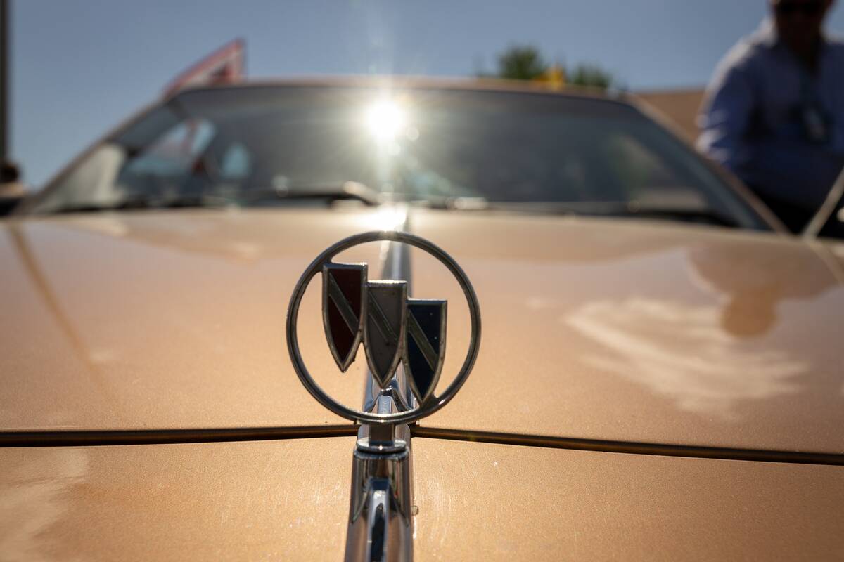 Klasikinių automobilių paroda prie Kauno pilies