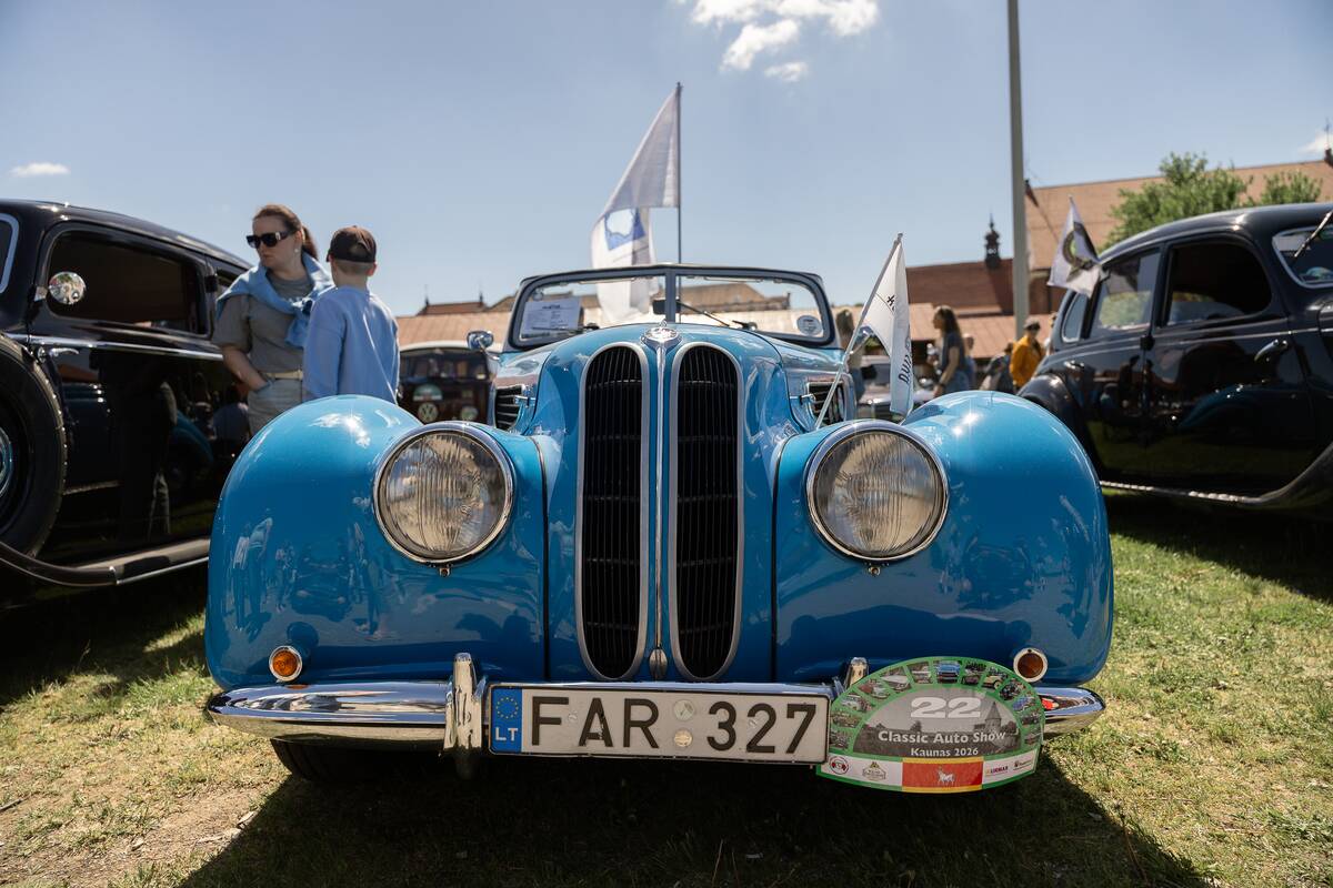 Klasikinių automobilių paroda prie Kauno pilies