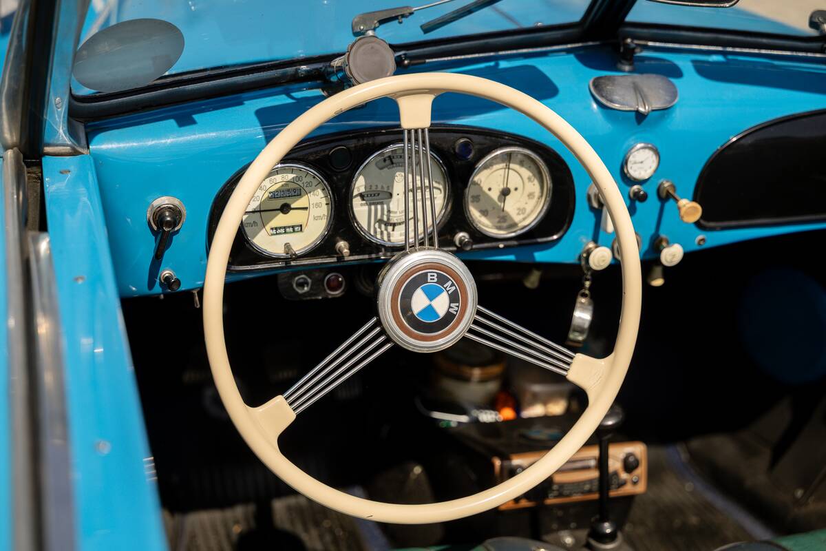 Klasikinių automobilių paroda prie Kauno pilies