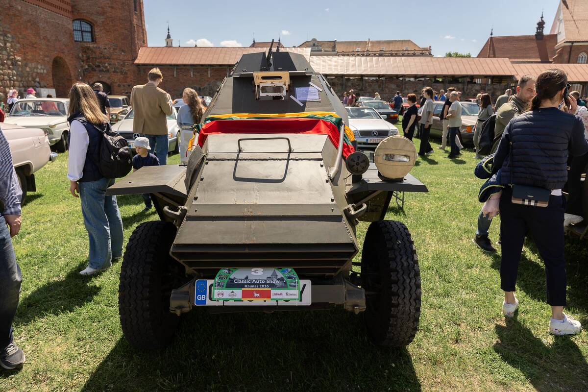 Klasikinių automobilių paroda prie Kauno pilies