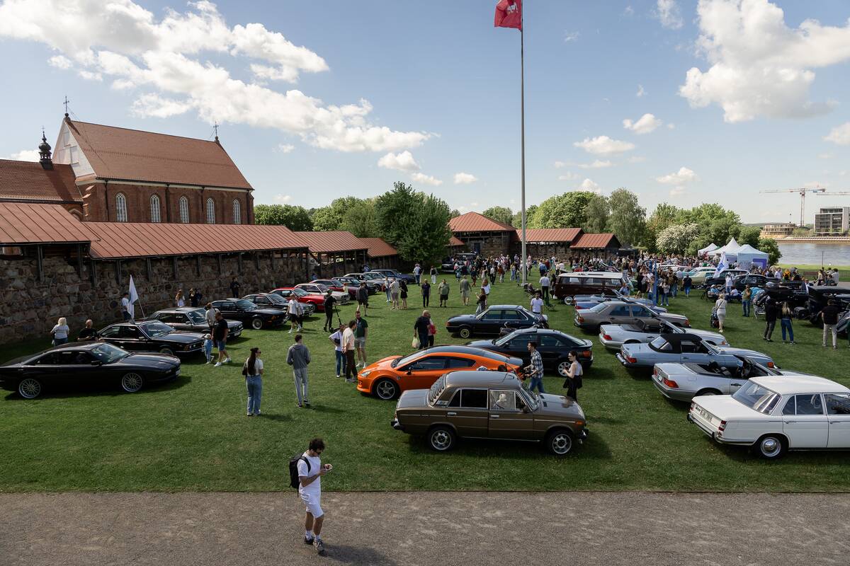 Klasikinių automobilių paroda prie Kauno pilies