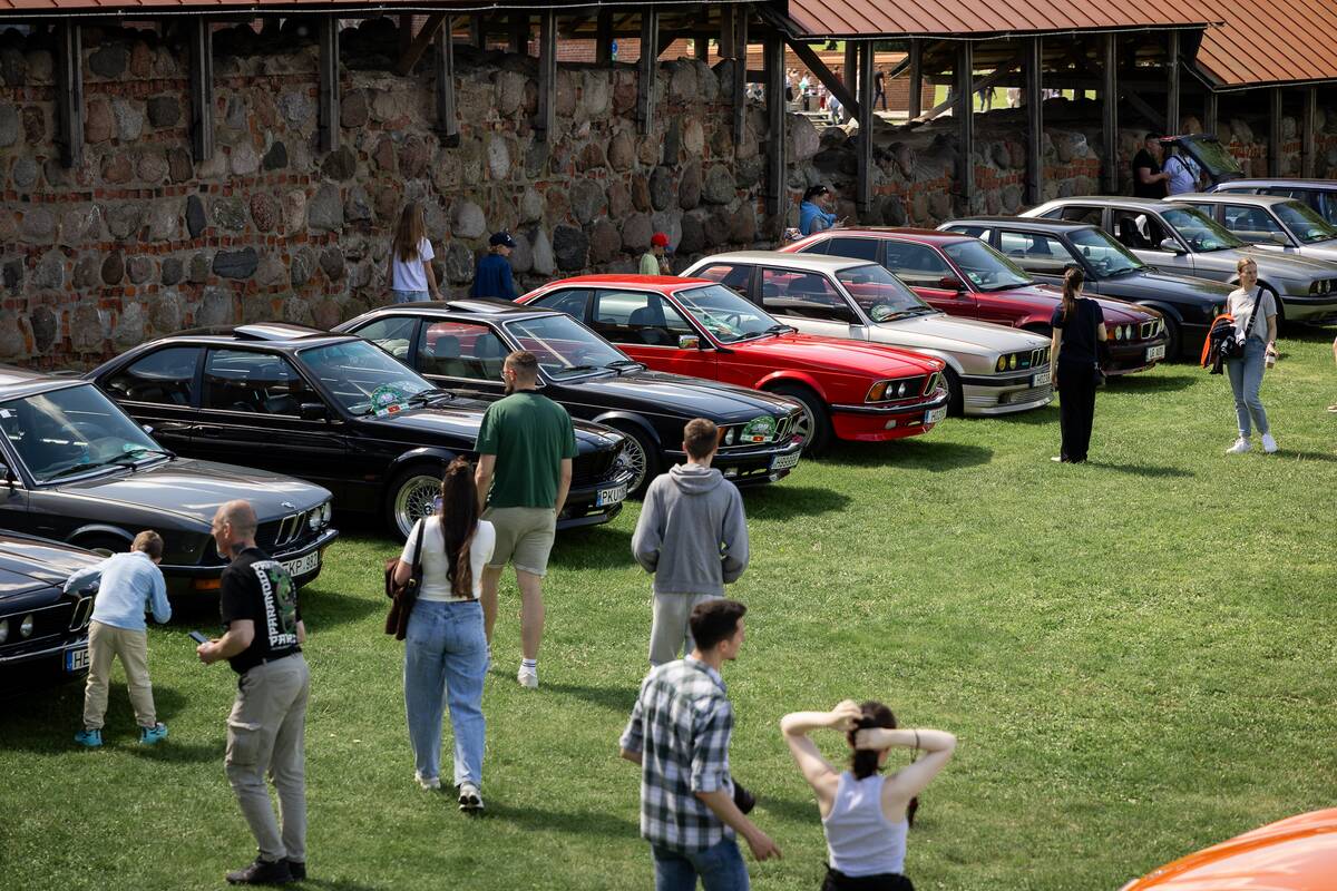 Klasikinių automobilių paroda prie Kauno pilies