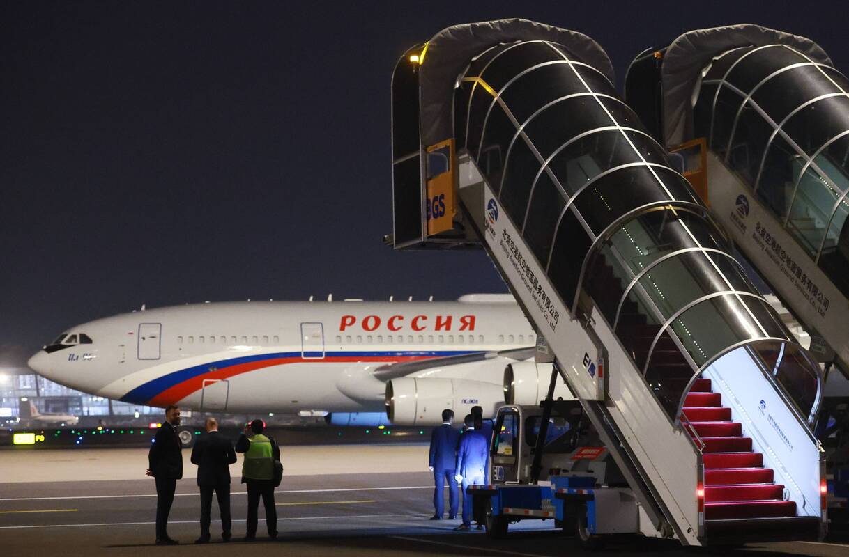 
<span>Kinijos žiniasklaida: Vladimiras Putinas atvyko į Pekiną derybų su Xi Jinpingu</span>
