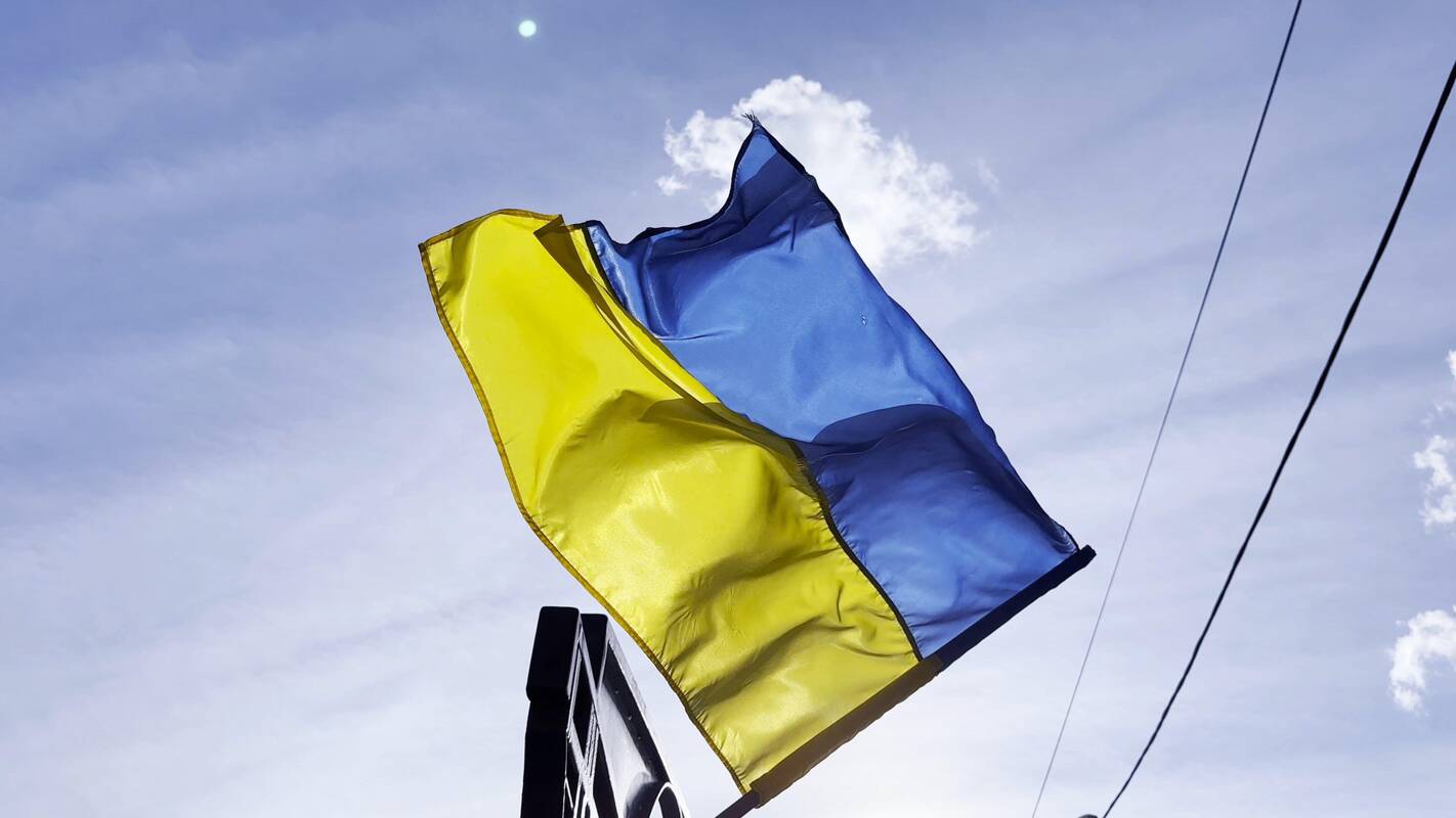 
<span>Ukraina teigia smogusi kariniam štabui Rusijos okupuotame mieste</span>
