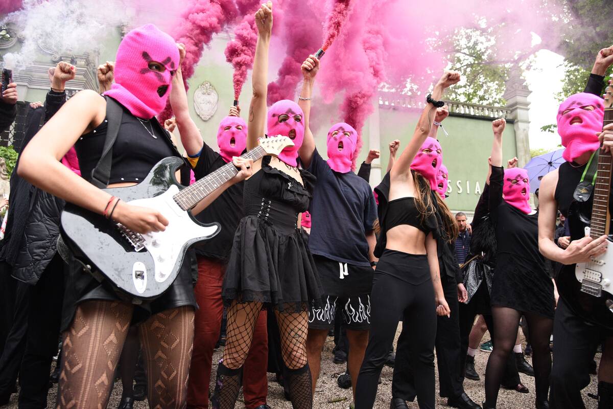 
<span>„Femen“ ir „Pussy Riot“ surengė bendrą protestą prieš Rusijos dalyvavimą Venecijos bienalėje</span>
