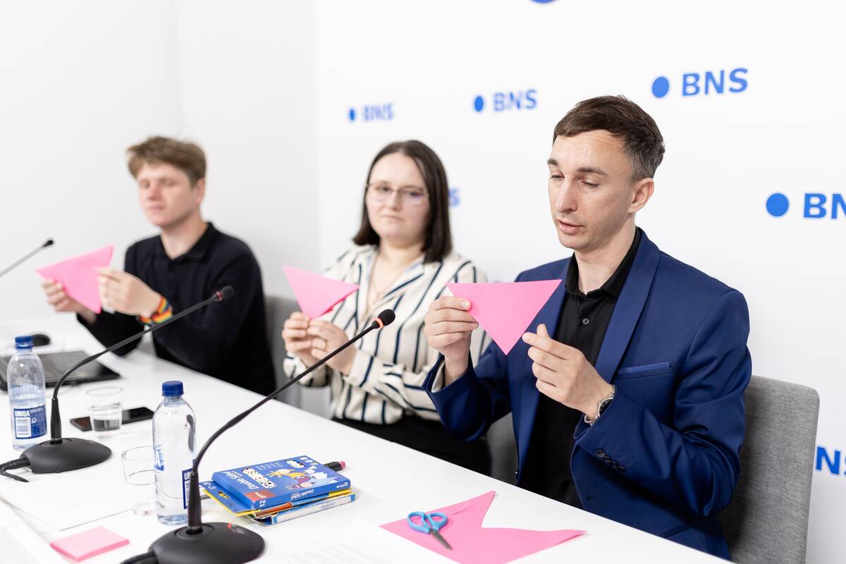 
<span>Per LGBTQI eitynes reiškiant protestą prie Teisingumo ministerijos bus paliekami rožiniai trikampiai</span>
