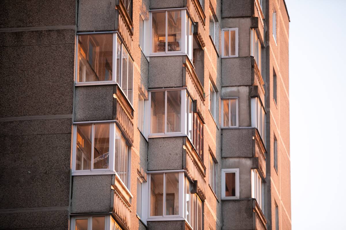 
<span>Sostinėje iš balkono neaiškiomis aplinkybėmis iškrito nepilnametė</span>
