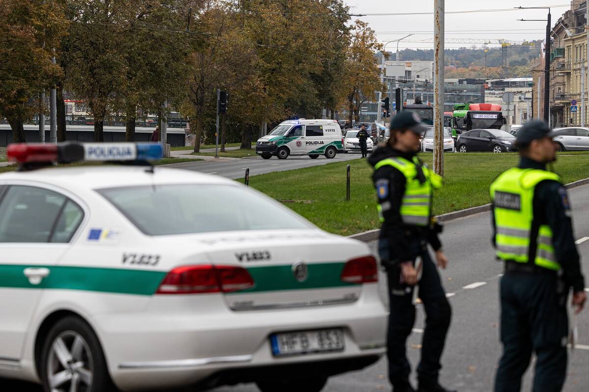 
<span>Vilniuje girtas vairuotojas bandė partrenkti policininką: nuaidėjo šūvis</span>
