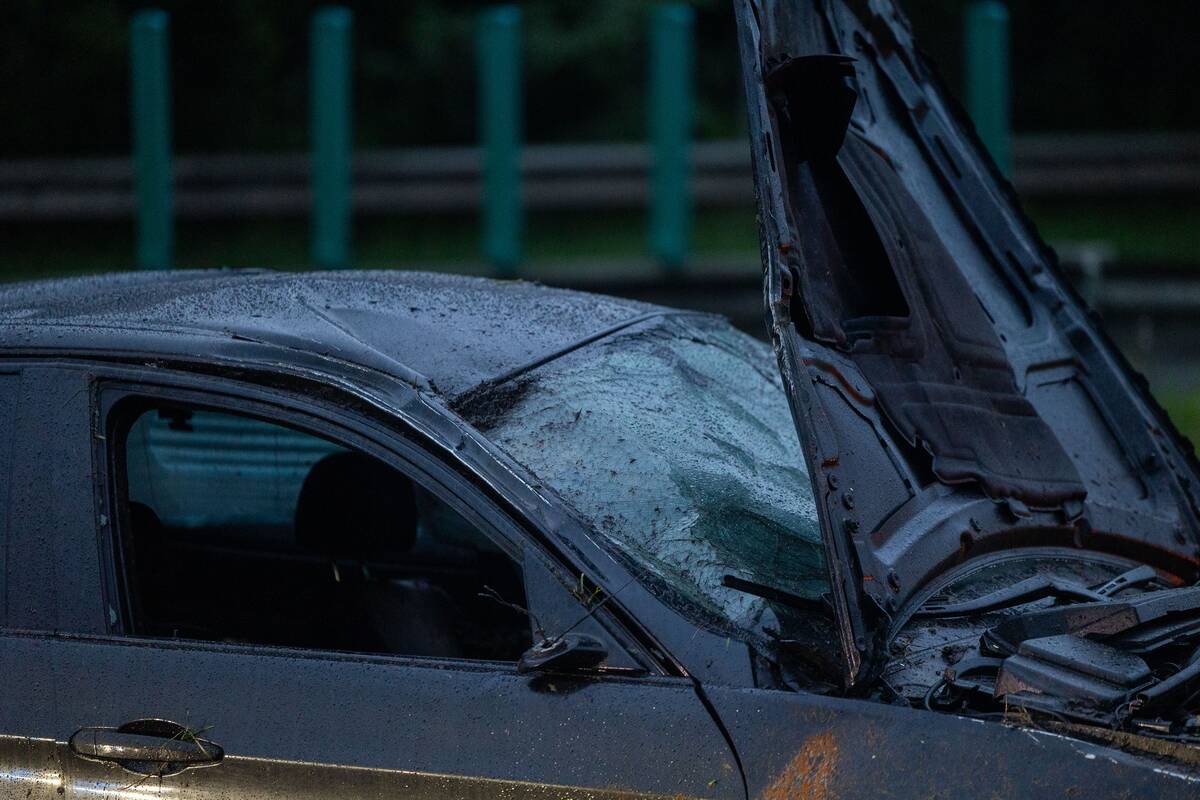 
<span>Sostinėje BMW apgadino stulpą, šviesoforą ir vertėsi</span>
