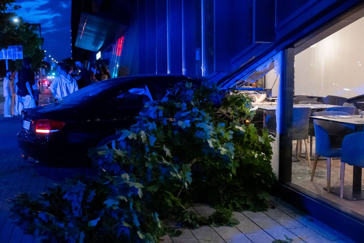 Vilniuje automobilis BMW įvažiavo į viešbutį