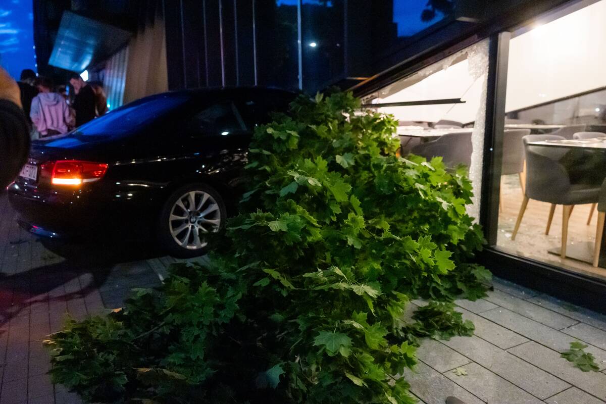 Vilniuje automobilis BMW įvažiavo į viešbutį