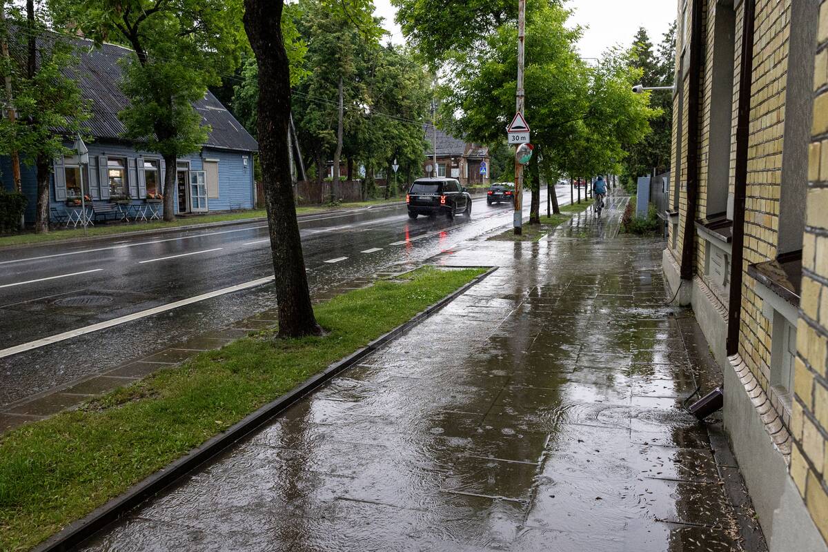 Nuo gausaus lietaus patvinusi gatvė Žvėryne