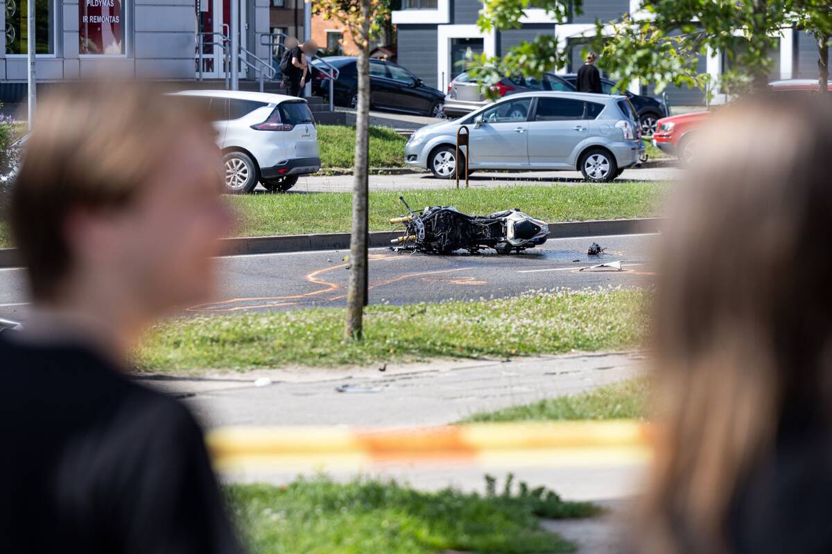 Tragiška avarija Vilniuje: žuvo su vilkiku susidūręs motociklininkas
