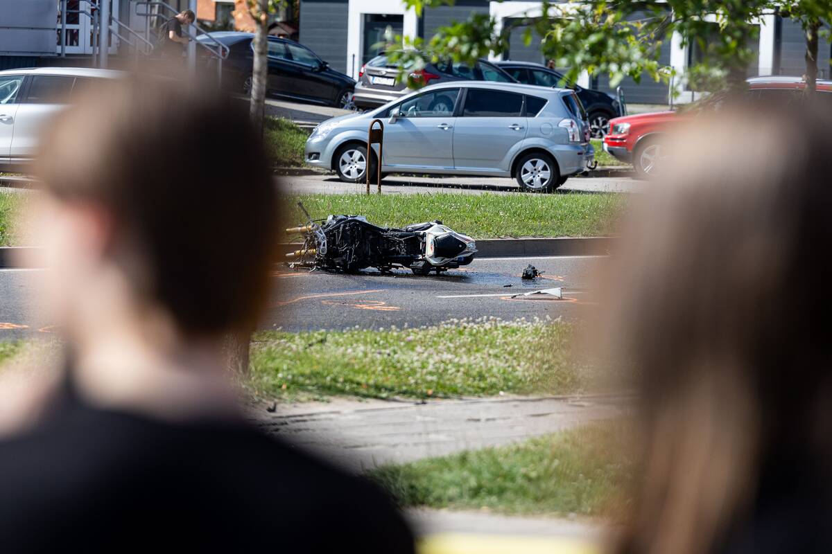 Tragiška avarija Vilniuje: žuvo su vilkiku susidūręs motociklininkas