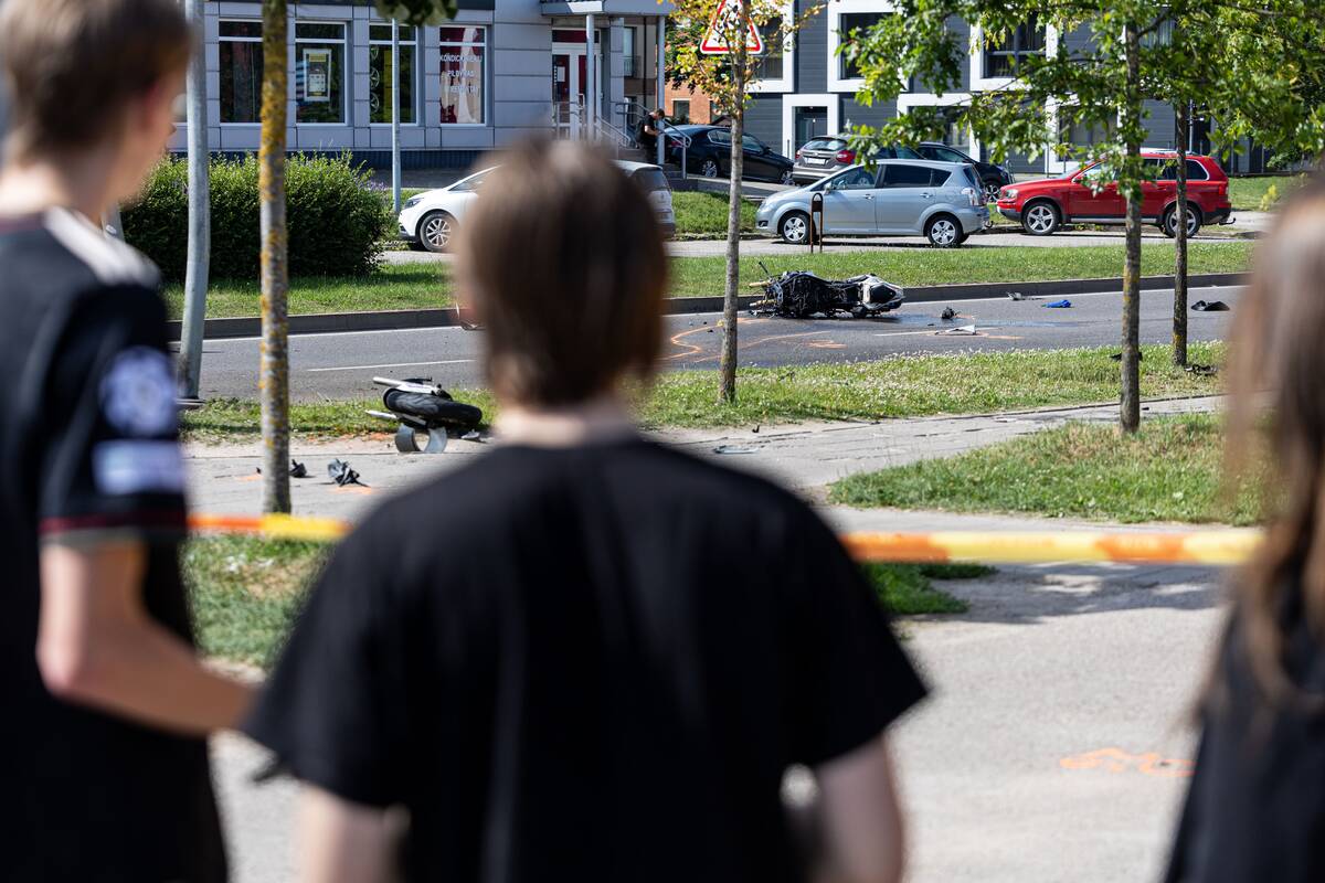 Tragiška avarija Vilniuje: žuvo su vilkiku susidūręs motociklininkas