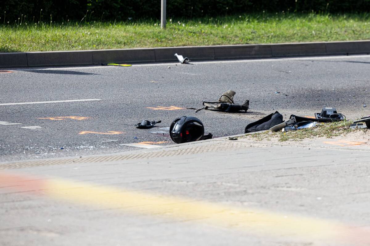 Tragiška avarija Vilniuje: žuvo su vilkiku susidūręs motociklininkas