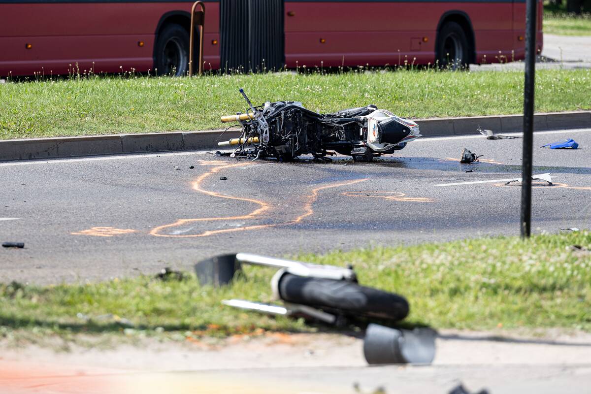 Tragiška avarija Vilniuje: žuvo su vilkiku susidūręs motociklininkas