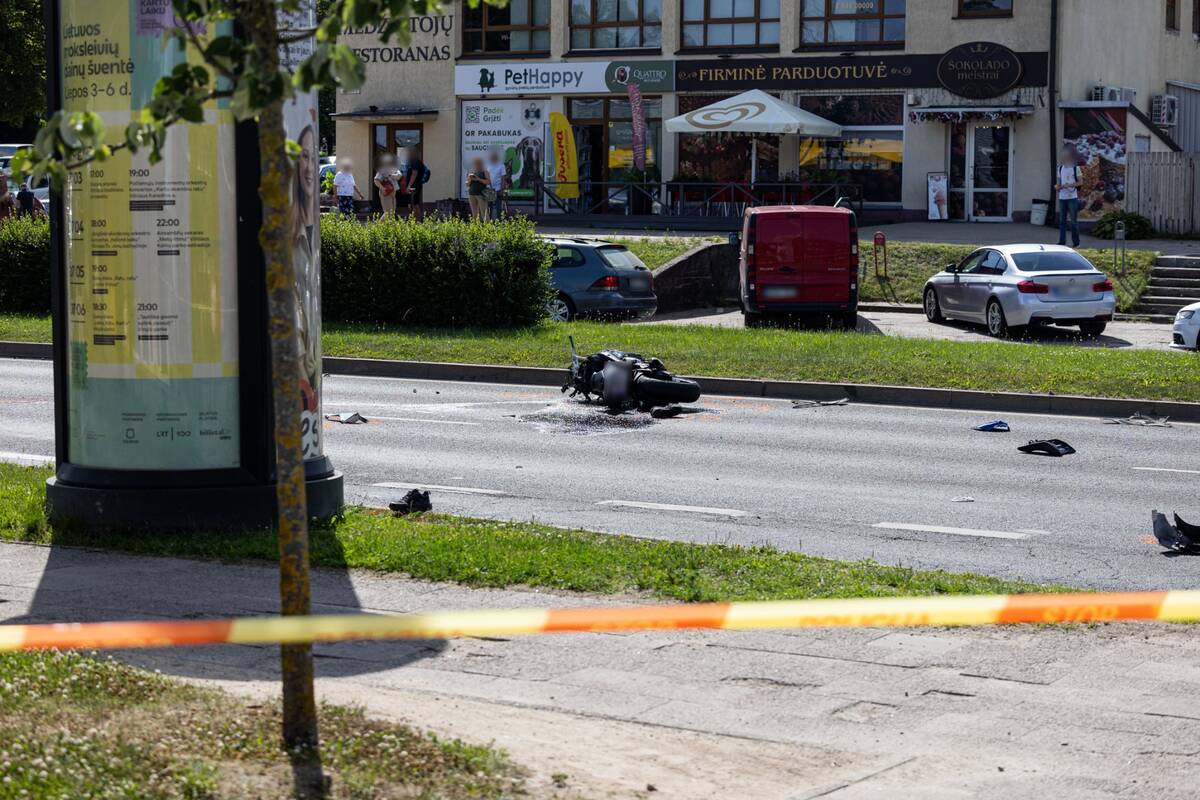 Tragiška avarija Vilniuje: žuvo su vilkiku susidūręs motociklininkas