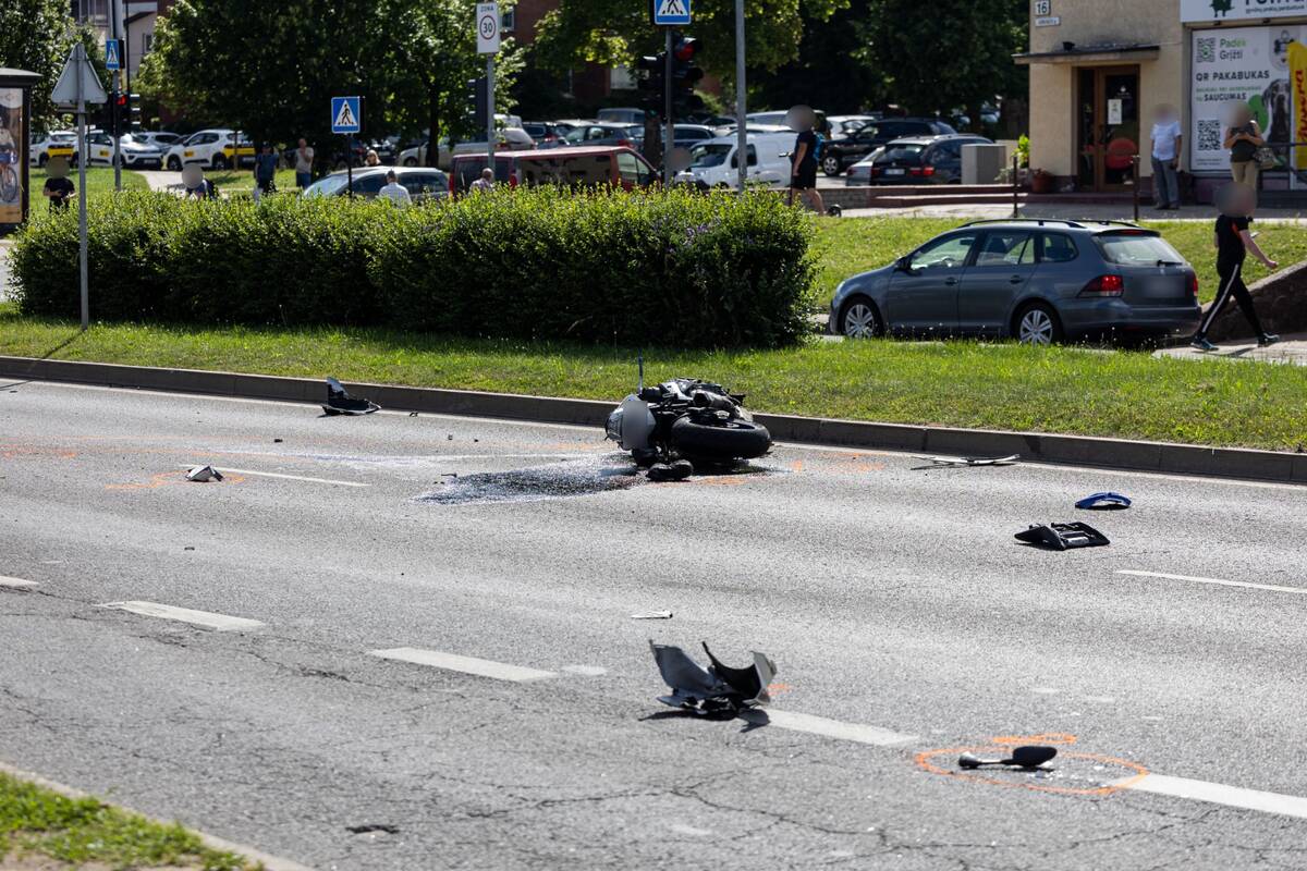 Tragiška avarija Vilniuje: žuvo su vilkiku susidūręs motociklininkas