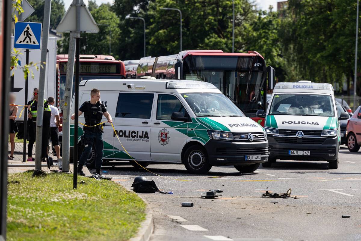 Tragiška avarija Vilniuje: žuvo su vilkiku susidūręs motociklininkas