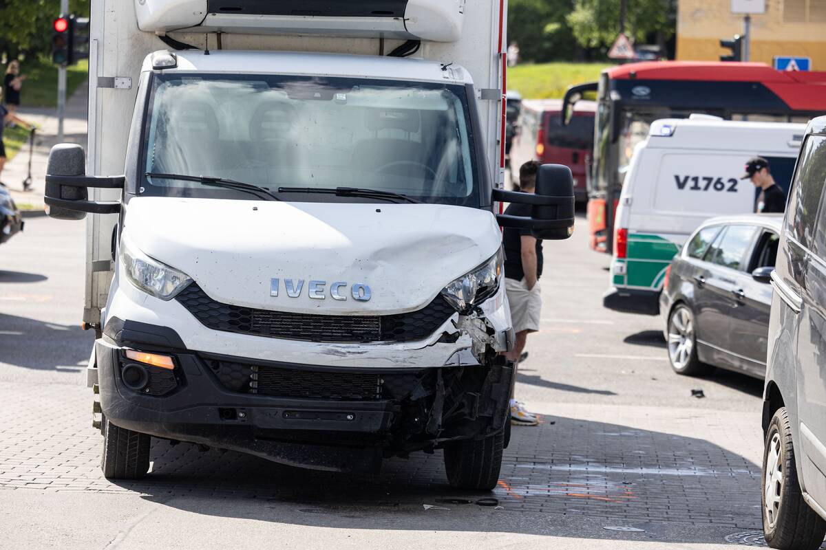 Tragiška avarija Vilniuje: žuvo su vilkiku susidūręs motociklininkas