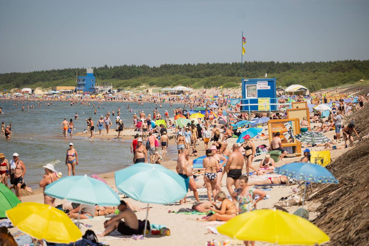 Poilsiautojai Palangoje mėgavosi karštu šeštadieniu prie jūros