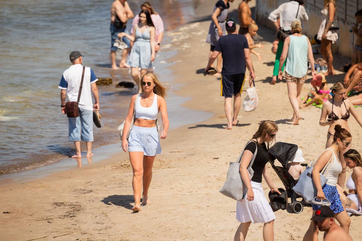 Poilsiautojai Palangoje mėgavosi karštu šeštadieniu prie jūros
