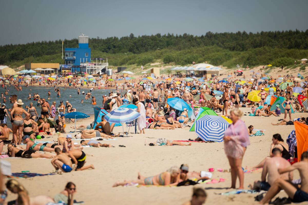 Poilsiautojai Palangoje mėgavosi karštu šeštadieniu prie jūros