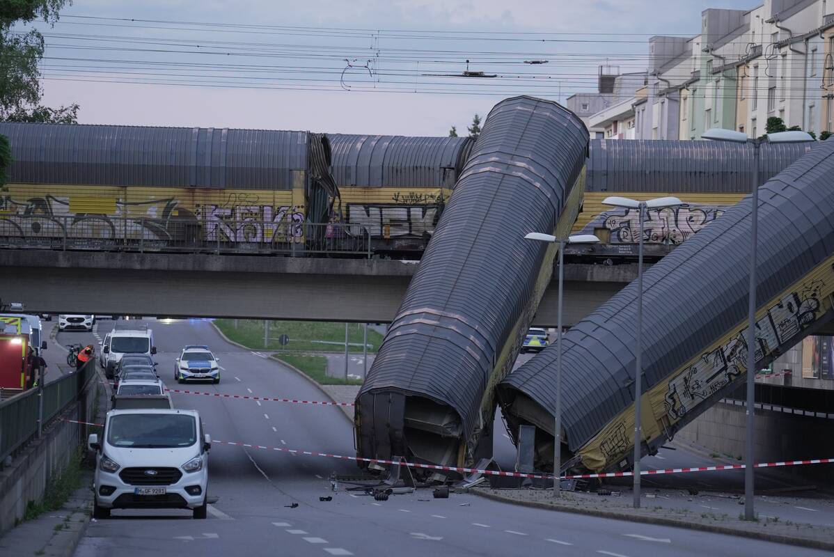 
<span>Vokietijoje nuo tilto nulėkė krovininis traukinys</span>
