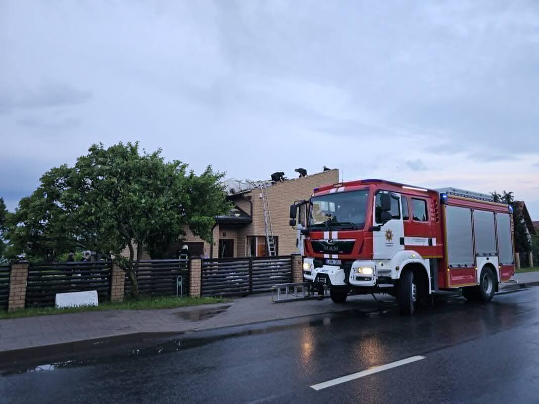 J. Pabrėžos gatvėje nuplėšti trijų namų stogai
