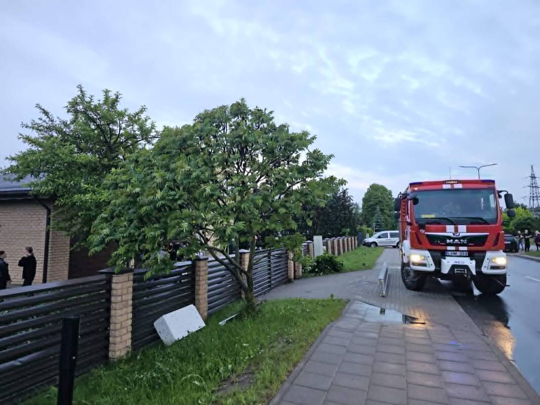 J. Pabrėžos gatvėje nuplėšti trijų namų stogai