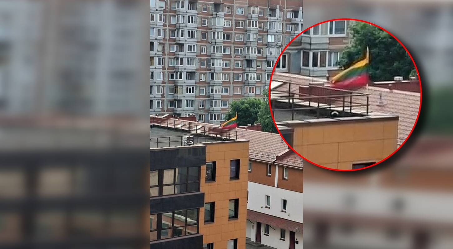 Vieta: ant namo stogo plevėsuojanti Lietuvos trispalvė patraukė klaipėdiečių dėmesį.