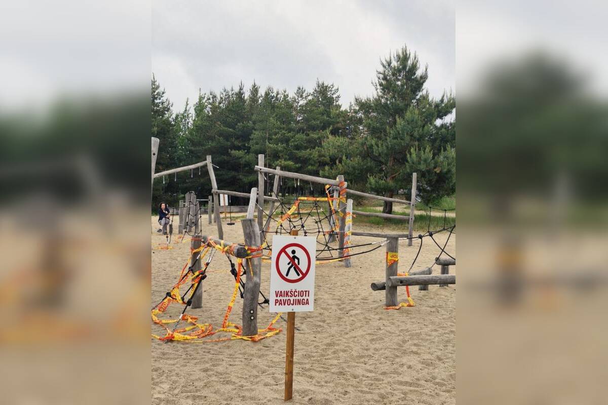 Įspėjimas: nesaugia pripažinta vaikų žaidimų aikštelė Odesos promenadoje Melnragėje aptverta „stop“ juostomis po to, kai buvo nuplėšti apie pavojų skelbę ženklai.