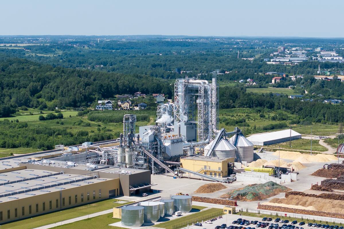
<span>Aplinkosaugininkai pradėjo tyrimą dėl sandėliuojamų plokščių šalia Pagirių</span>
