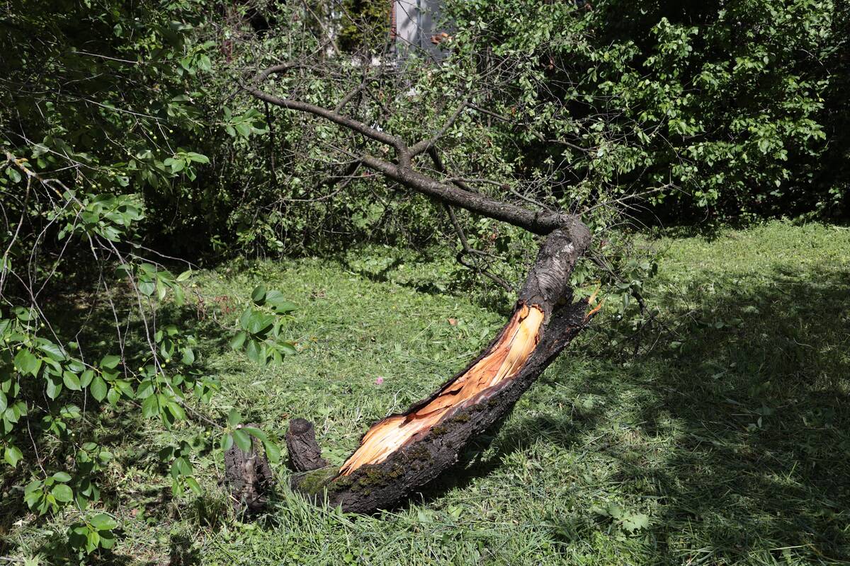 Kaune vėjas nuplėšė namų stogus