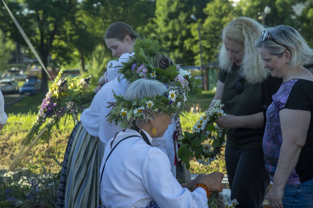 Jono Kalnelyje susibūrę klaipėdiečiai ir miesto svečiai mėgaujasi Joninių švente
