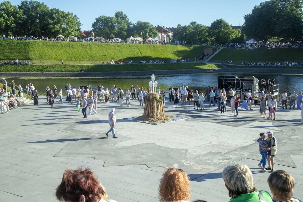 Jono Kalnelyje susibūrę klaipėdiečiai ir miesto svečiai mėgaujasi Joninių švente