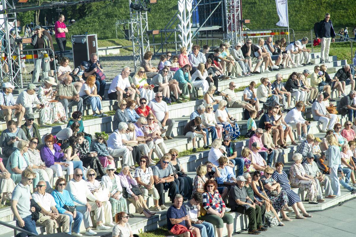 Jono Kalnelyje susibūrę klaipėdiečiai ir miesto svečiai mėgaujasi Joninių švente
