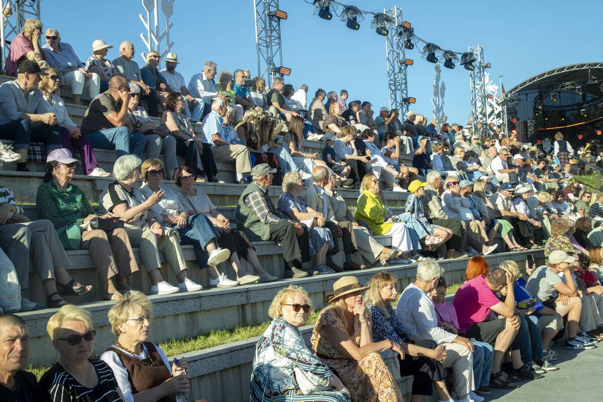 Jono Kalnelyje susibūrę klaipėdiečiai ir miesto svečiai mėgaujasi Joninių švente
