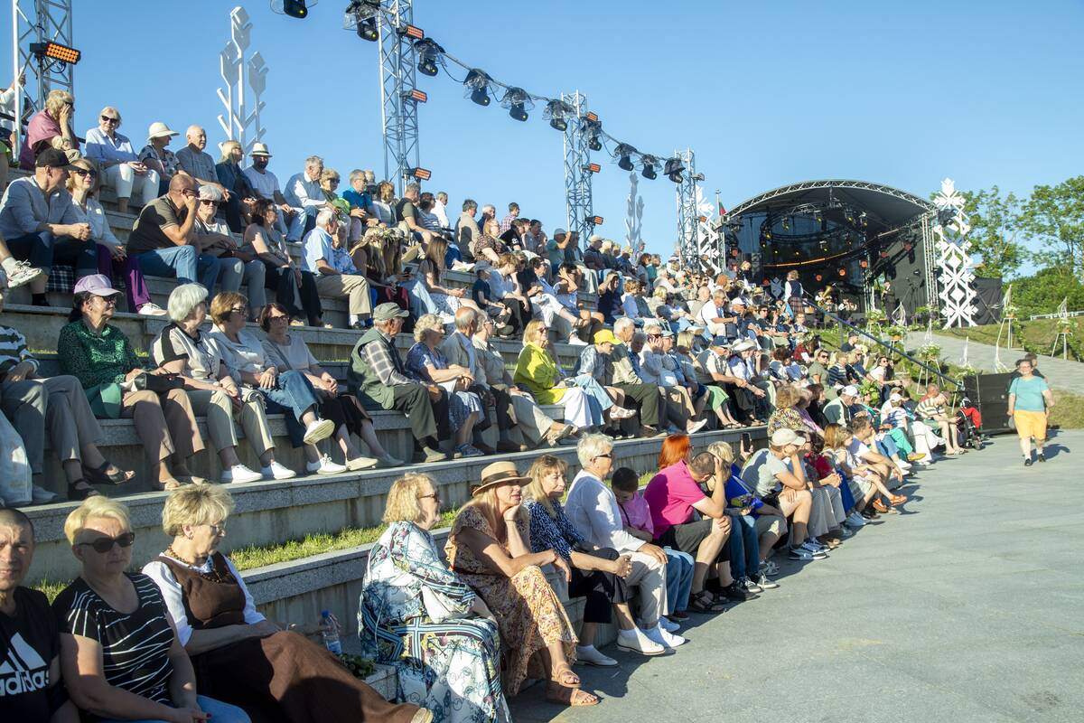 Jono Kalnelyje susibūrę klaipėdiečiai ir miesto svečiai mėgaujasi Joninių švente