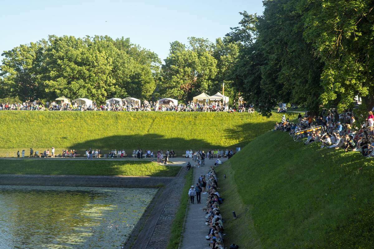 Jono Kalnelyje susibūrę klaipėdiečiai ir miesto svečiai mėgaujasi Joninių švente