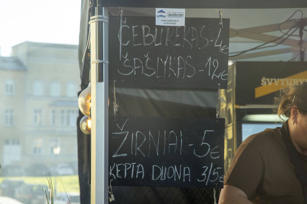 Jono Kalnelyje susibūrę klaipėdiečiai ir miesto svečiai mėgaujasi Joninių švente
