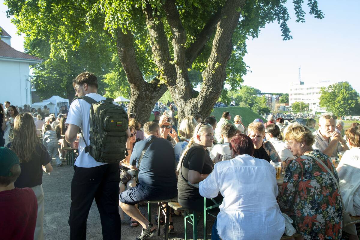 Jono Kalnelyje susibūrę klaipėdiečiai ir miesto svečiai mėgaujasi Joninių švente